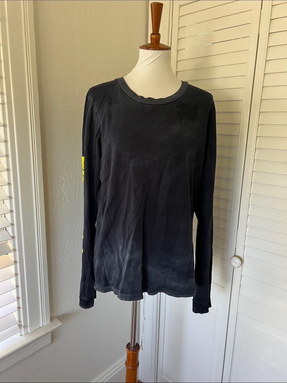freecity ARTISTS WANTED long sleeved tee